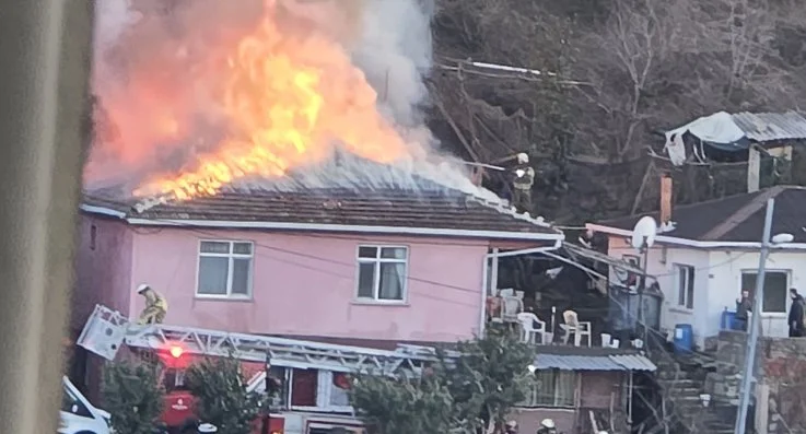 Beykoz Çubuklu Mahallesindeki gecekondunun çatısı iftara 20 dakika kala alev