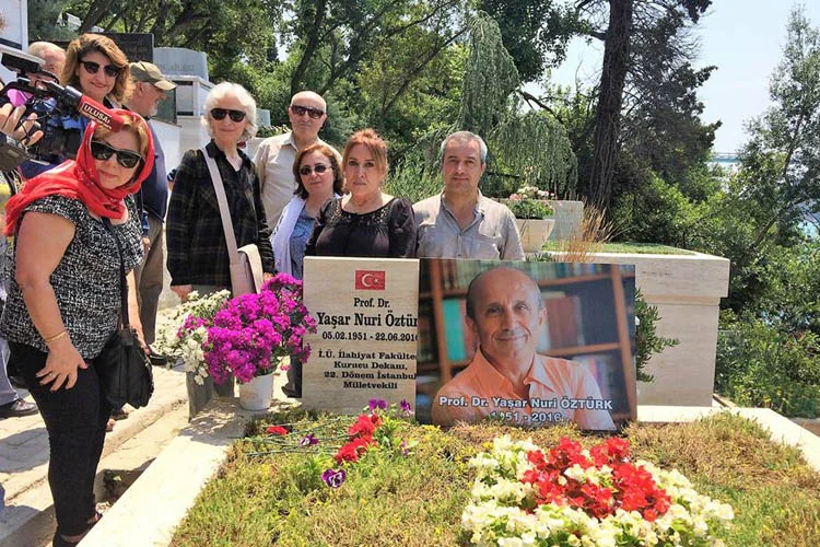 Prof. Yaşar Nuri Öztürk ölümünün birinci yılında Beykoz Kanlıca’daki mezarı
