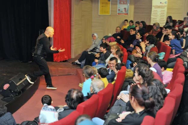 Beykoz Belediyesi’nin düzenlediği programda ünlü stand-upcı Yavuz Seçkin sahne aldı.