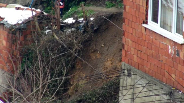 Beykoz Yenimahalle'de kar ve yağmur yağışı toprak kaymalarına neden oldu.