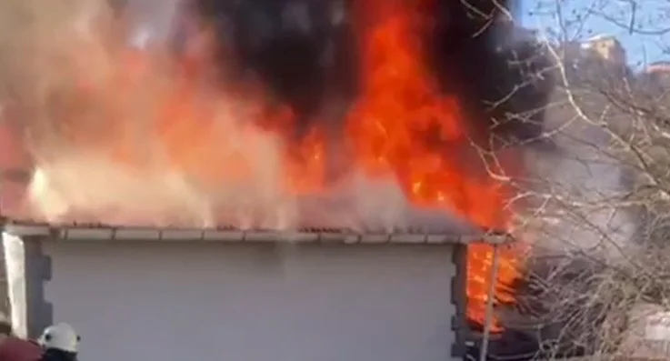 Beykoz Yenimahalle Şenlik Sokak'taki bir evin çatısında çıkan yangın mahalle