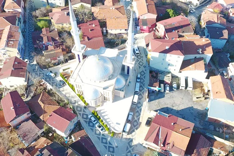Beykoz Yenimahalle'deki Şeref Yıldız Camii ve çevresindeki sokaklar parke taşı