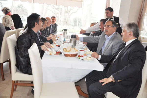 Yerel seçimlerde yeniden Beykoz Belediye Başkanı seçilen Yücel Çelikbilek'in yanı