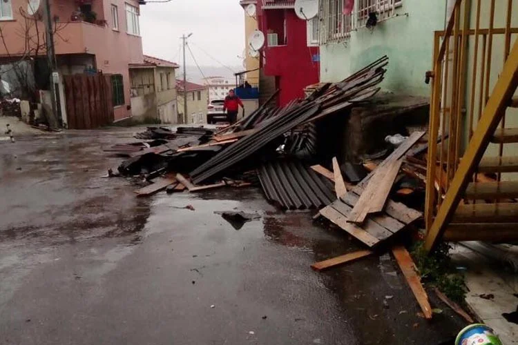 İstanbul’da şiddetli fırtına Beykoz’u derinden etkiledi. Beykoz’un çeşitli bölgelerinde evlerin