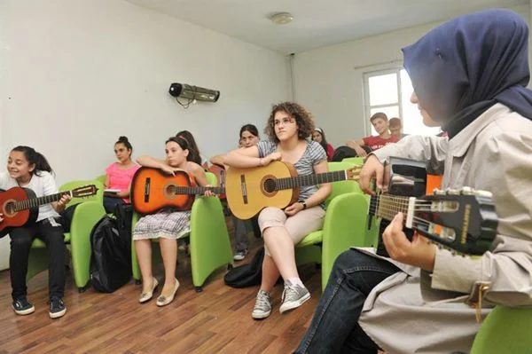 Beykoz Belediyesi’nin çocuk ve gençlere yeteneklerini keşfedecekleri alanlar sunmak, yetişkinlere