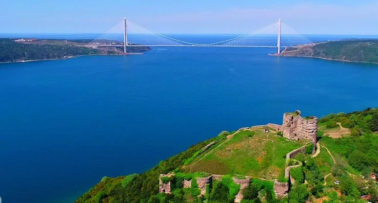 Boğaz'ın Karadeniz girişini kontrol etmek için Cenevizliler döneminde yapılan Yoros