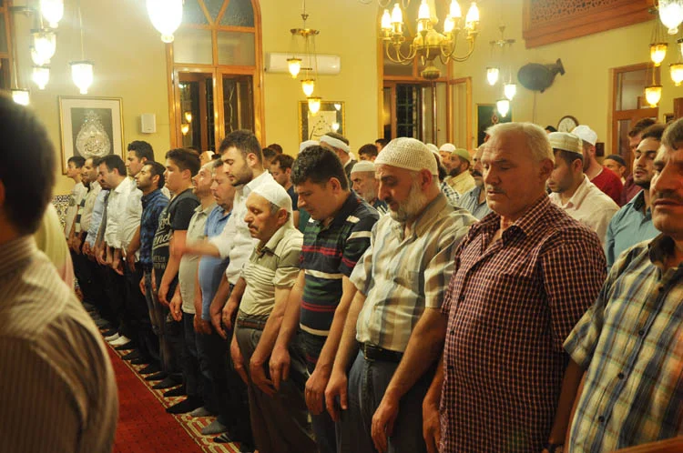 Beykoz’da Hz. Yuşa Aleyhisselam'ın ziyaretine gelen vatandaşlar, iftar sonrası ailece