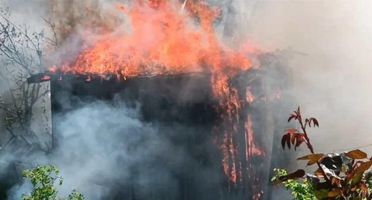 Beykoz Çiğdem Mahallesinde öğleden sonra yükselen alevler çevredeki vatandaşları korkuttu.
