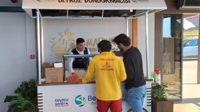 Beykoz Belediyesi, ilçedeki bazı noktalarda kurduğu stantlarla dondurma satışına başladı.