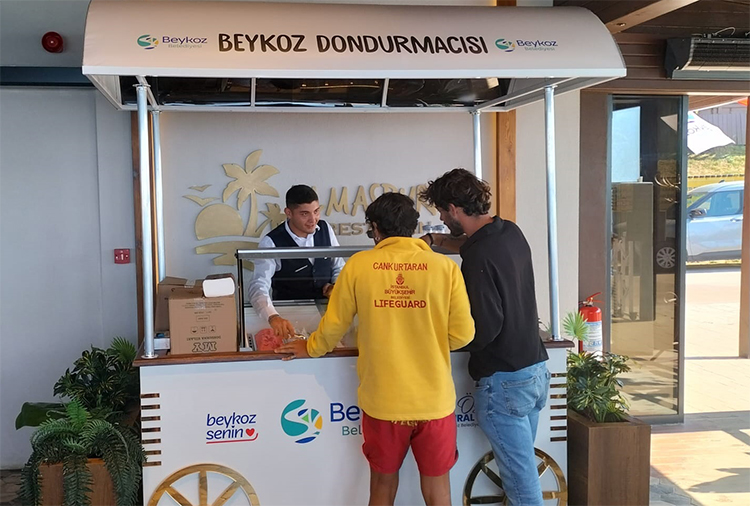 Beykoz Belediyesi, ilçedeki bazı noktalarda kurduğu stantlarla dondurma satışına başladı.