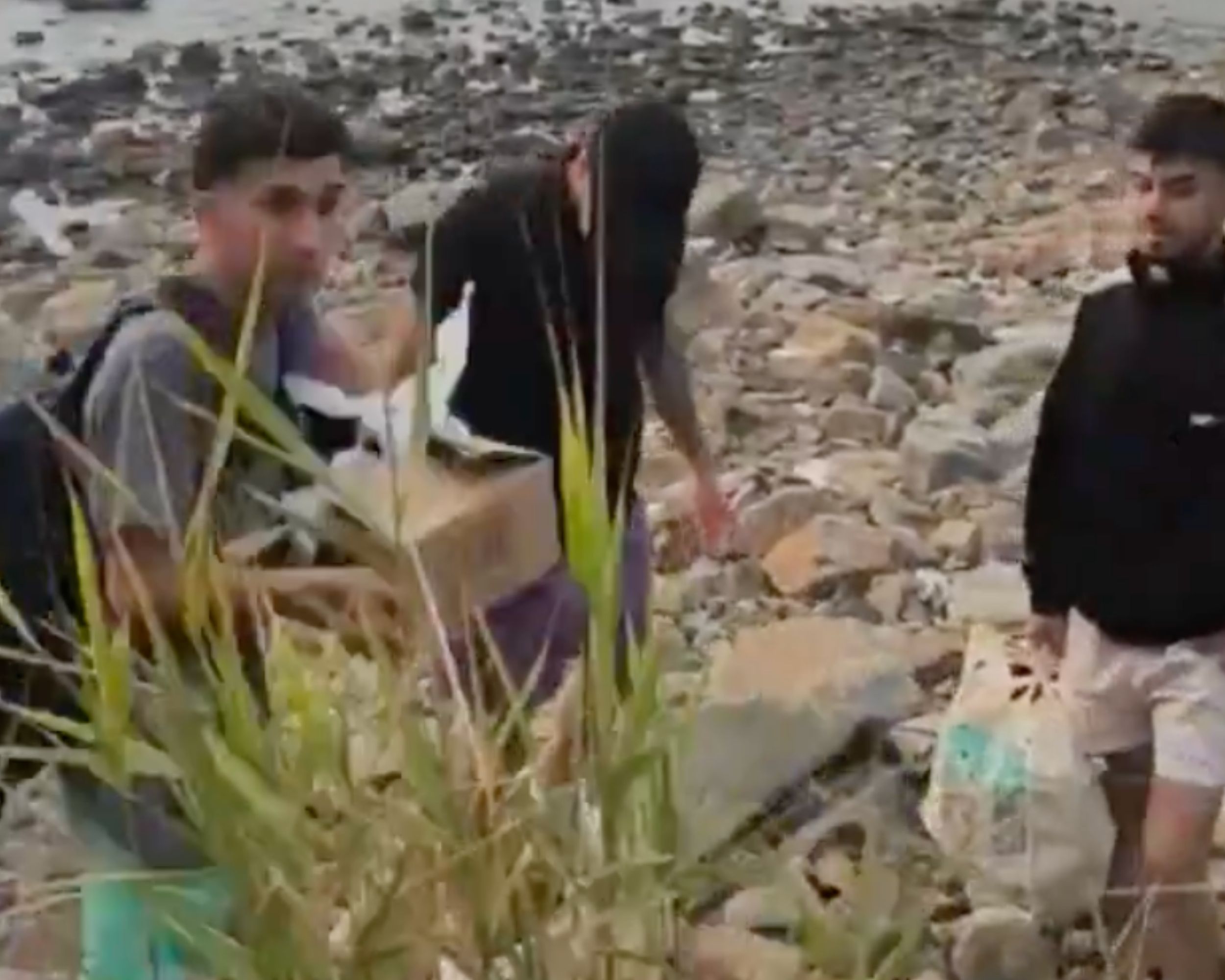 Beykoz’un Anadolu Feneri Mahallesi’nde kayalıklarda sıkışan 4 genç, AFAD ve