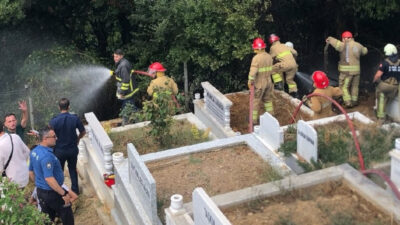 Beykoz Anadolu Kavağı Mezarlığının bitişiğindeki ağaçlık alanda çıkan yangın ekiplerin