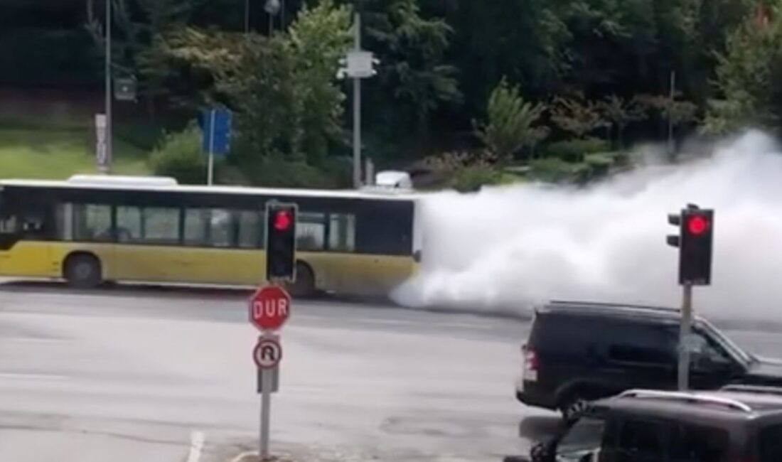 Beykoz Acarlar Mahallesi’nde beyaz duman çıkartarak ilerleyen İETT otobüsü vatandaşların