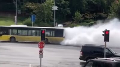 Beykoz Acarlar Mahallesi’nde beyaz duman çıkartarak ilerleyen İETT otobüsü vatandaşların