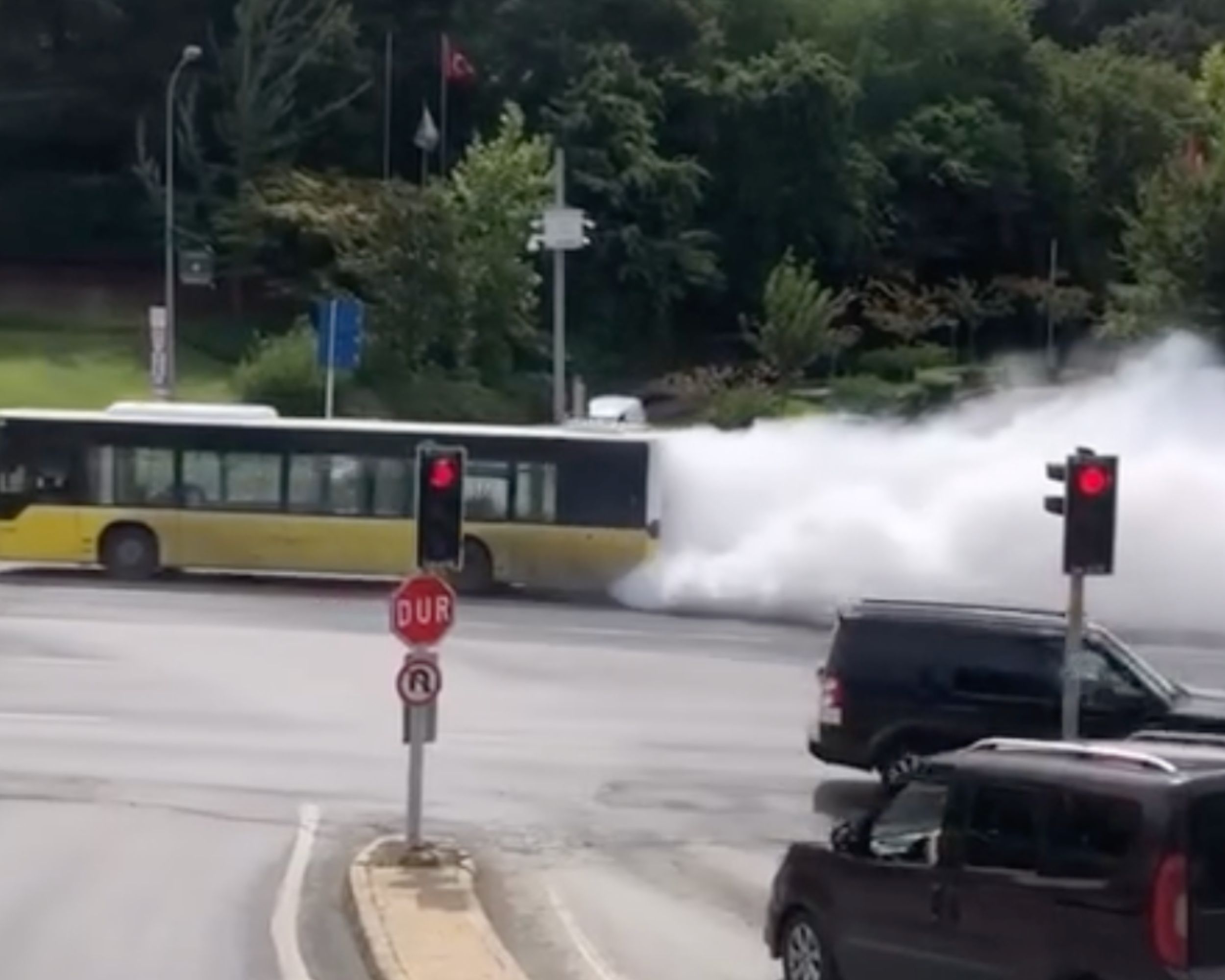 Beykoz Acarlar Mahallesi’nde beyaz duman çıkartarak ilerleyen İETT otobüsü vatandaşların