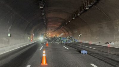 Beykoz Riva’da seyreden sebze yüklü tır, lastiğinin patlaması sonucu tünel