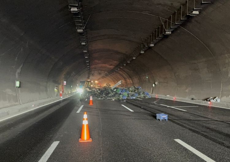 Beykoz Riva’da seyreden sebze yüklü tır, lastiğinin patlaması sonucu tünel