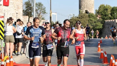 Beykoz'da Asya ve Avrupa Triatlon Şampiyonası'nda 2 bin sporcu yarıştı.