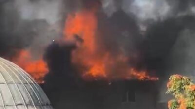 Göksu Mahallesi’nde 3 katlı binada sebebi bilinmeyen nedenle yangın çıkarken,