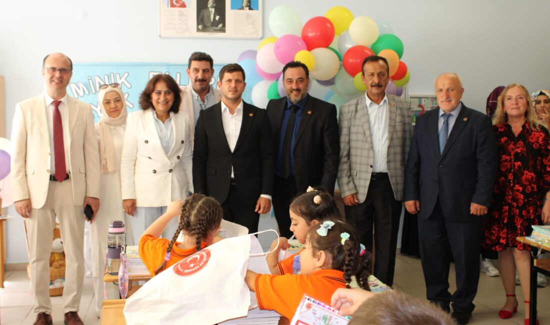 Muhtarlar Derneği, Beykoz’da ziyaret ettikleri 4 okulunun minik öğrencilerine çeşitli