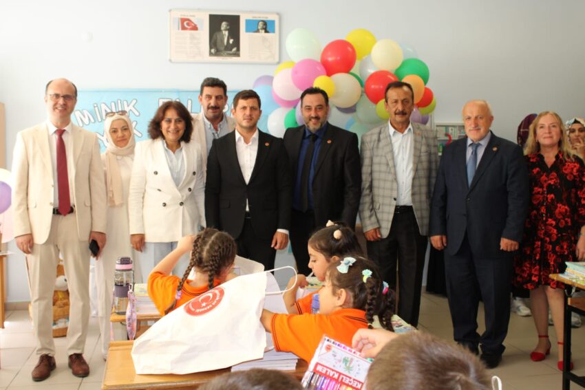 Muhtarlar Derneği, Beykoz’da ziyaret ettikleri 4 okulunun minik öğrencilerine çeşitli