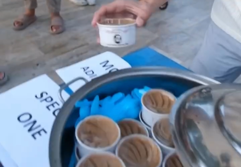 Fenerbahçe Teknik Direktörü Jose Mourinho'nun takımdan gönderilmesi nedeniyle Beykoz'da helva