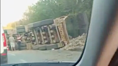 Beykoz Elmalı Yolu Sokak’ta inşaat molozları taşıyan hafriyat kamyonu devrildi.