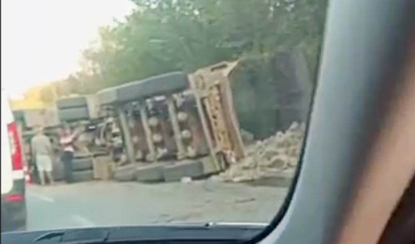 Beykoz Elmalı Yolu Sokak’ta inşaat molozları taşıyan hafriyat kamyonu devrildi.