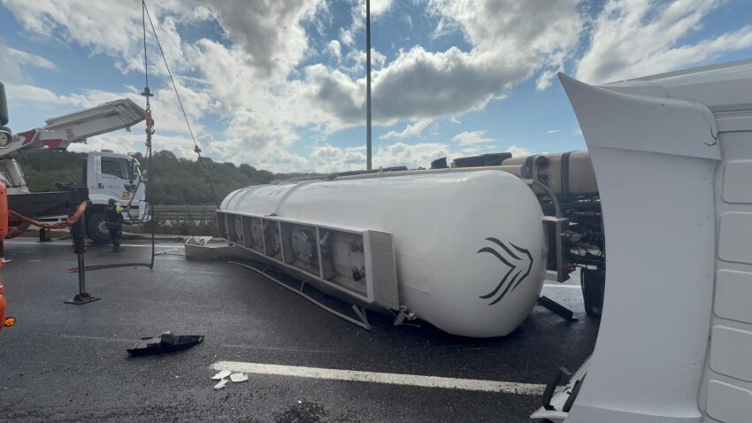 kuzey marmara otoyolu beykoz kesiminde tir devrildi 1 e1759236296853