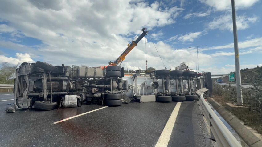 kuzey marmara otoyolu beykoz kesiminde tir devrildi 2 e1759236281866