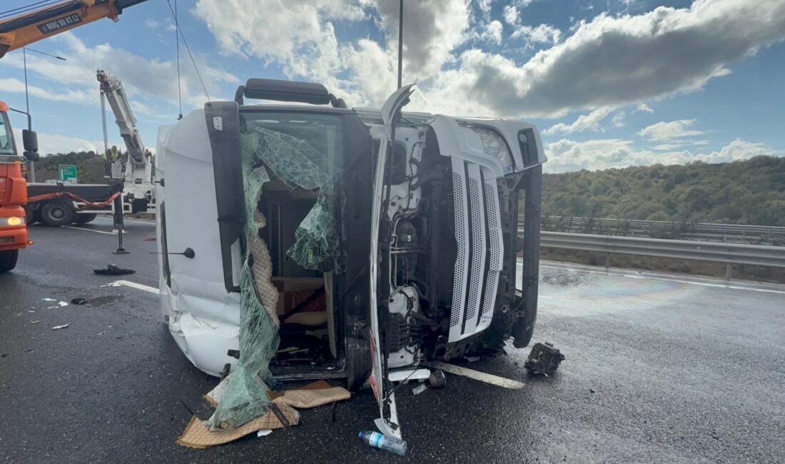 Kuzey Marmara Otoyolu Beykoz kesiminde tır devrildi…  Sürücüsü yaralandı