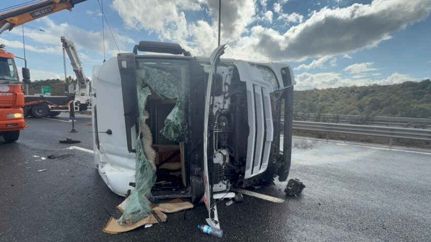Kuzey Marmara Otoyolu Beykoz kesiminde tır devrildi…  Sürücüsü yaralandı