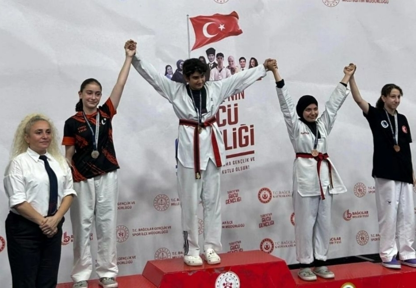 Beykoz Elmalı Spor Kulübü sporcuları, İstanbul Minikler Tekvando Turnuvası’nda madalyaları