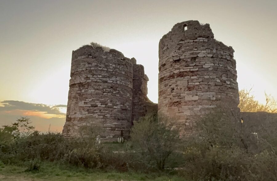Beykoz’un Yoros Kalesi’nde alkol, fuhuş ve şehitlik… 5 beykozun yoros kalesinde alkol fuhus ve sehitlik 2 e1761929342607