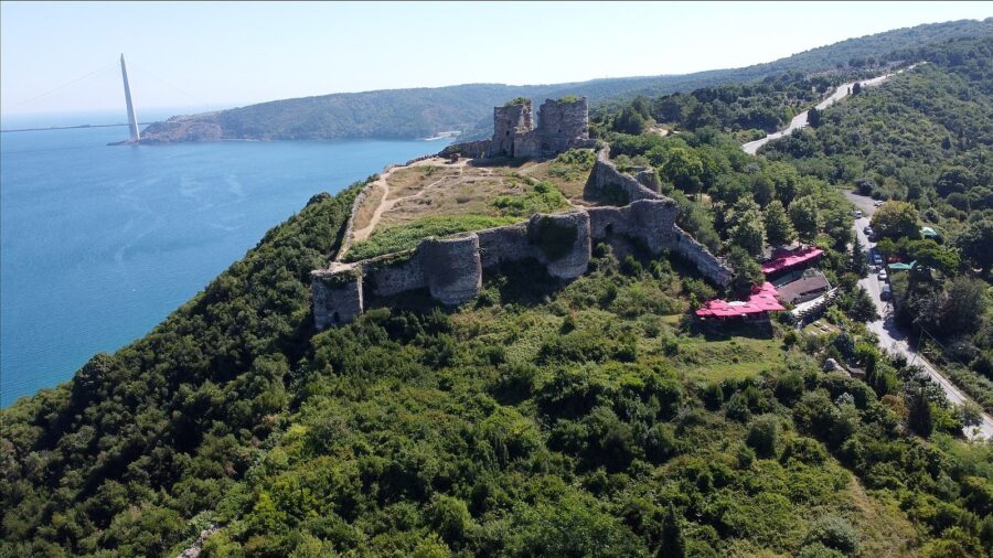Beykoz’un Yoros Kalesi’nde alkol, fuhuş ve şehitlik… 3 beykozun yoros kalesinde alkol fuhus ve sehitlik 5 e1761929286295
