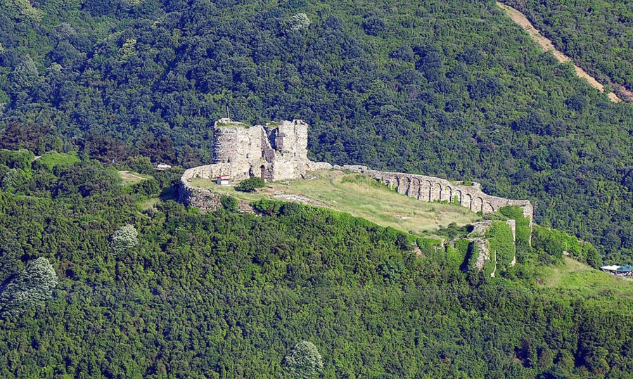 Beykoz’un Yoros Kalesi’nde alkol, fuhuş ve şehitlik… 1 beykozun yoros kalesinde alkol fuhus ve sehitlik 8 e1761929214290