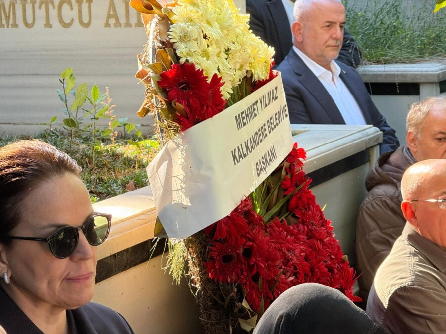 Mesut Yılmaz Beykoz’daki kabri başında dualarla anıldı 3 mesut yilmaz beykozdaki kabri basinda dualarla anildi 2 e1761823620158