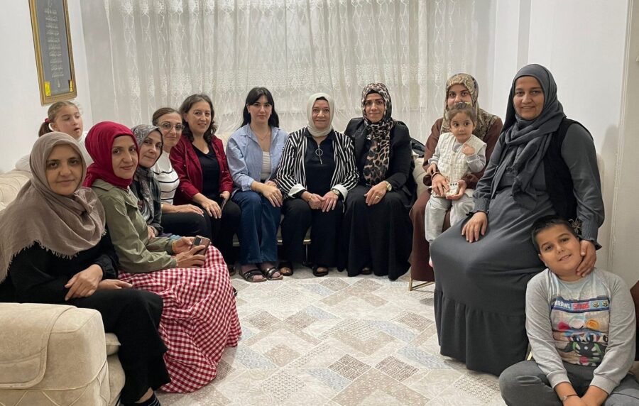 MHP bir ayda Beykoz’un 7 mahallesinde 20 kapıyı çaldı 7 mhp bir ayda beykozun 7 mahallesinde 20 kapiyi caldi 2 e1761835068361