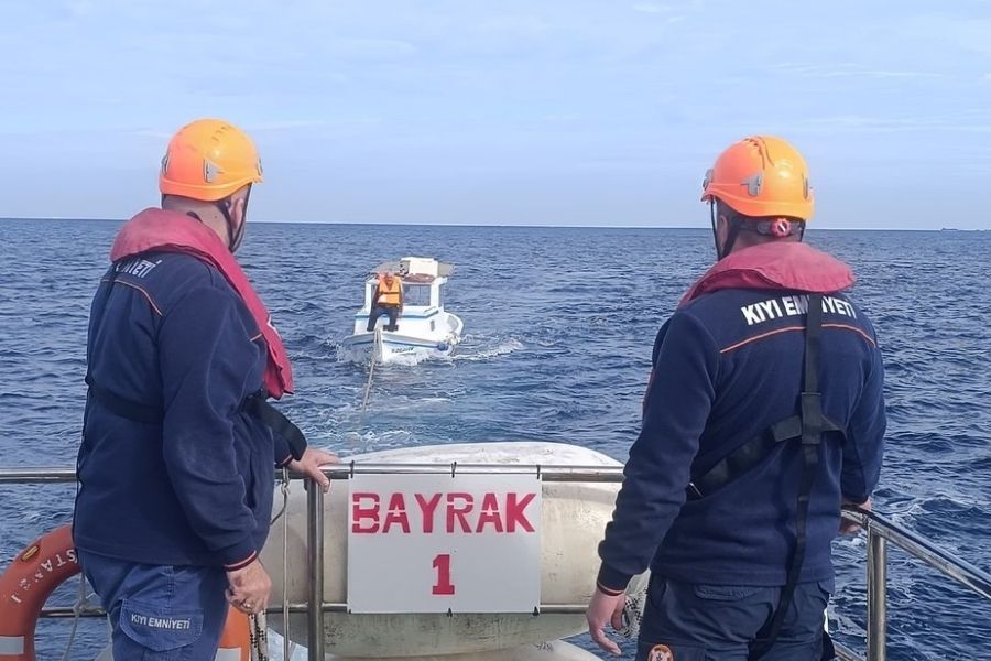 Beykoz Poyrazköy açıklarında sürüklenen teknedeki 2 kişi Kıyı Emniyeti ekiplerince