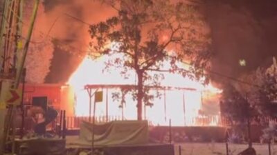 Anadolufeneri mahallesinde bulunan etkinlik alanındaki restorandan çıkan yangın mekanı küle