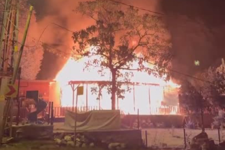 Anadolufeneri mahallesinde bulunan etkinlik alanındaki restorandan çıkan yangın mekanı küle