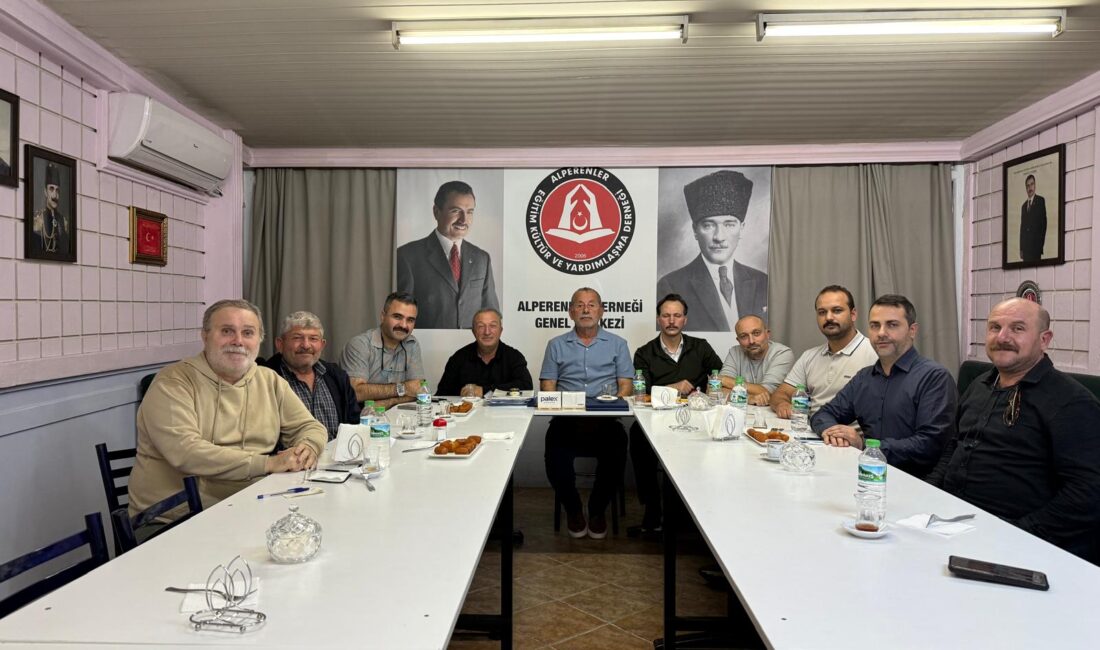 Beykoz Alperenler Derneği olağan kongresinde mevcut başkan Kamil Bülbül ile