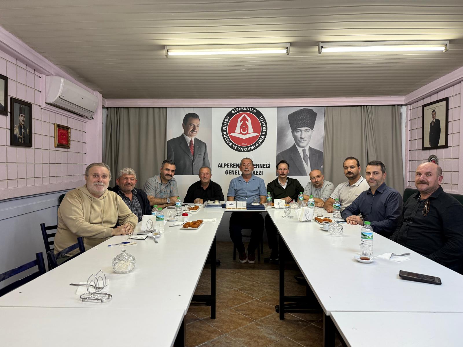 Beykoz Alperenler Derneği olağan kongresinde mevcut başkan Kamil Bülbül ile