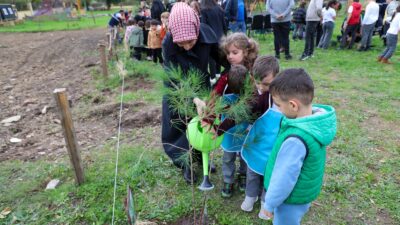 Bozhane Mahallesi’nde düzenlenen fidan ve fide dikim etkinliğinde, Gürcistan’da yaşanan