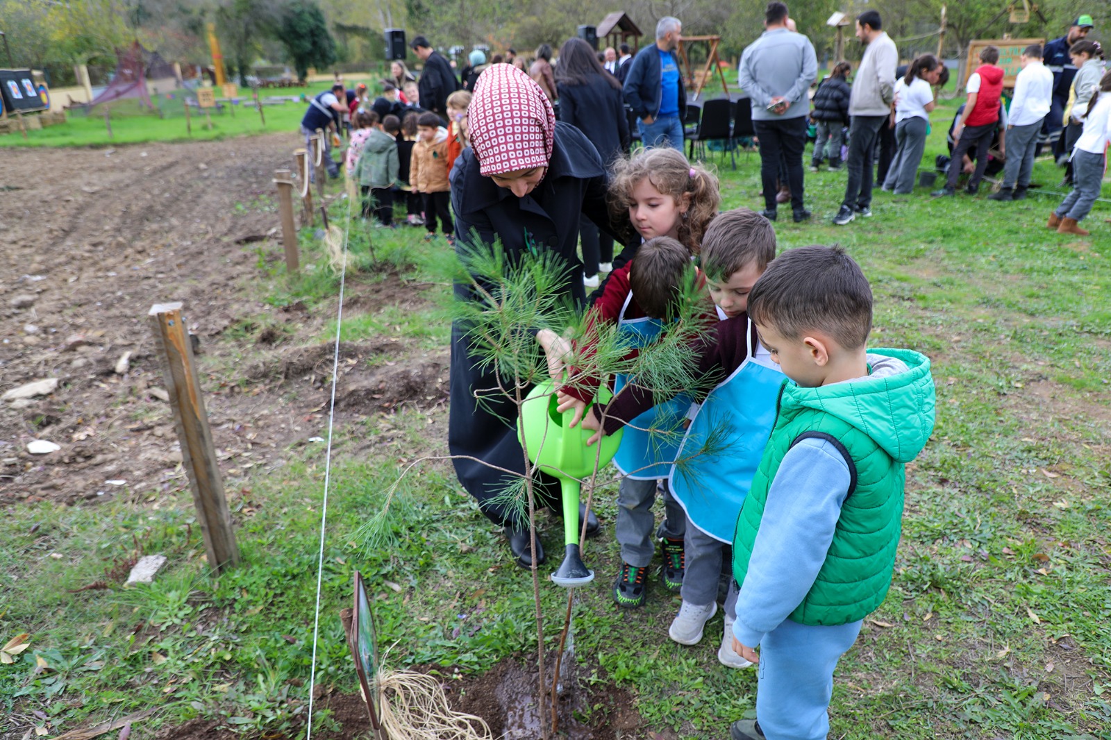 Bozhane Mahallesi’nde düzenlenen fidan ve fide dikim etkinliğinde, Gürcistan’da yaşanan