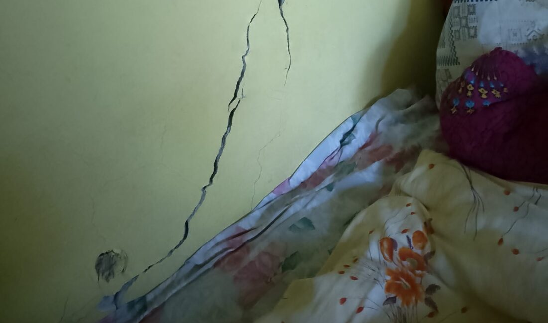 Beykoz Çubuklu Mahallesindeki iki binada oluşan çatlaklar nedeniyle boşaltıldığı bildirildi.