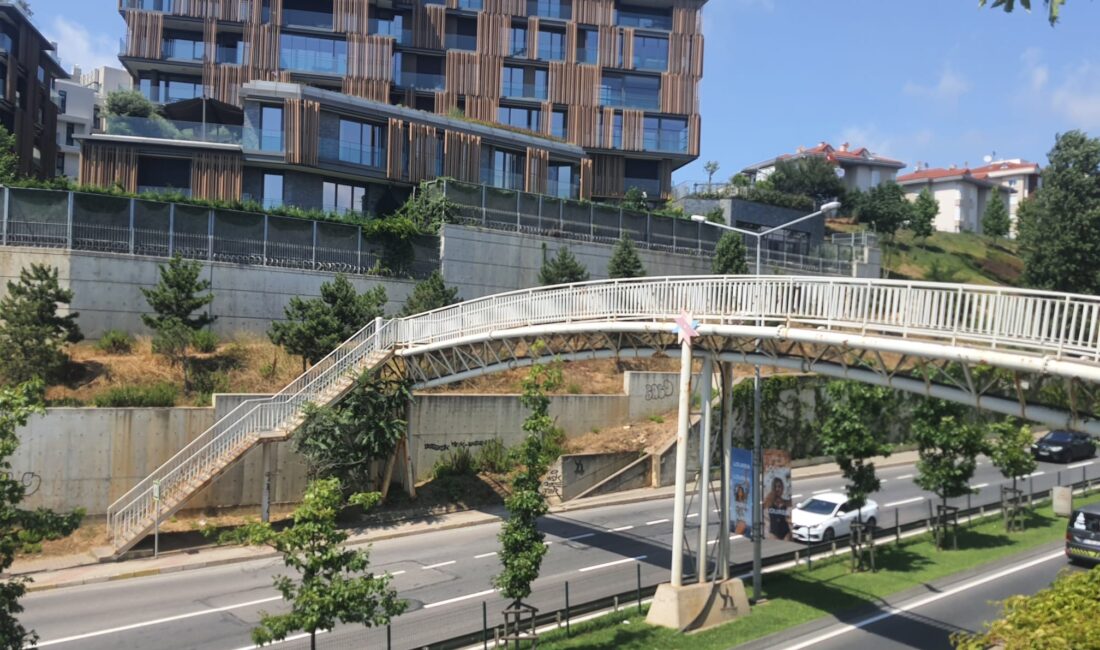 Beykoz Kavacık Mahallesinden, Soğuksu istikametine devam eden yoldaki üst geçit