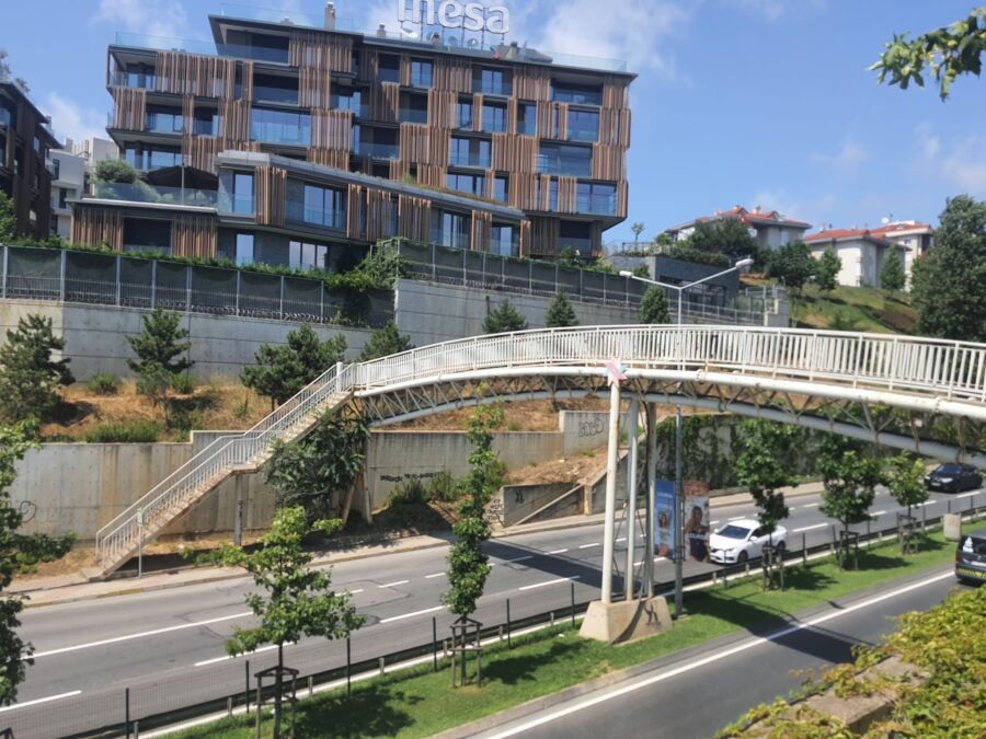 Beykoz Kavacık Mahallesinden, Soğuksu istikametine devam eden yoldaki üst geçit