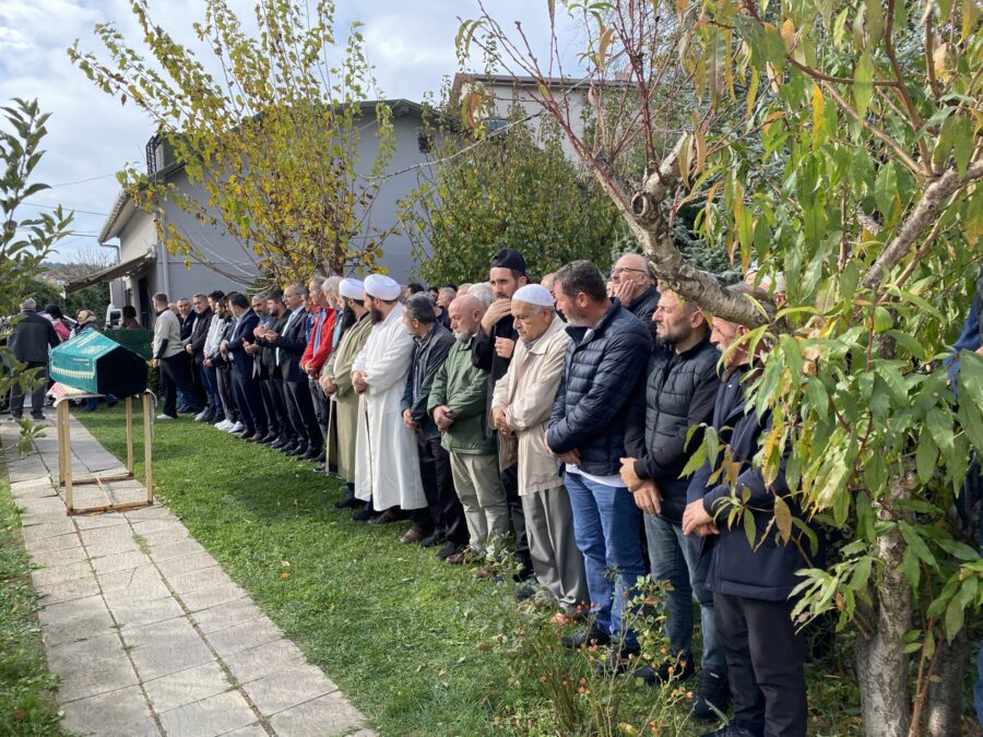 Beykoz’da önceki gün Karlıtepe ormanlık alana giderek silahla hayatına son veren 23 yaşındaki Mustafa Şalambar için Çavuşbaşı Çengeldere Mahallesinde öğlen namazına müteakip cenaze namazı kılındı. 