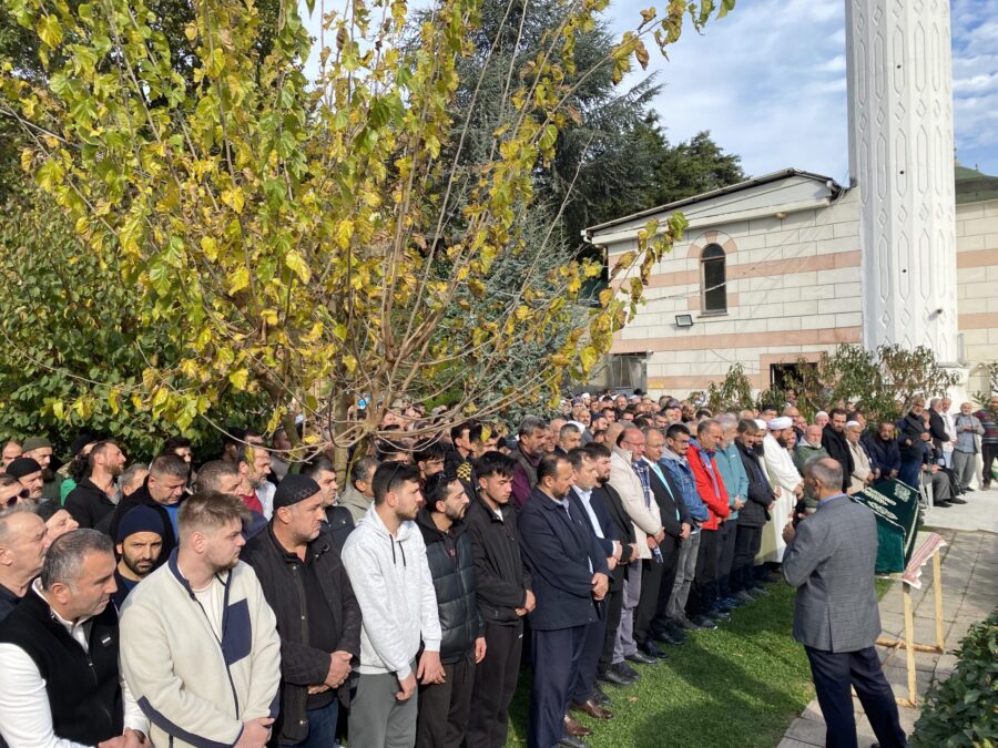 Beykoz’da önceki gün Karlıtepe ormanlık alana giderek silahla hayatına son veren 23 yaşındaki Mustafa Şalambar için Çavuşbaşı Çengeldere Mahallesinde öğlen namazına müteakip cenaze namazı kılındı. 